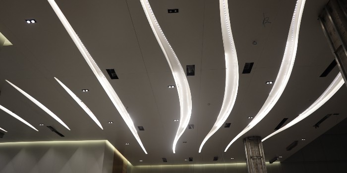 鋁單板廠家哪家強(qiáng)？看好這2個(gè)要求不用擔(dān)心質(zhì)量問題